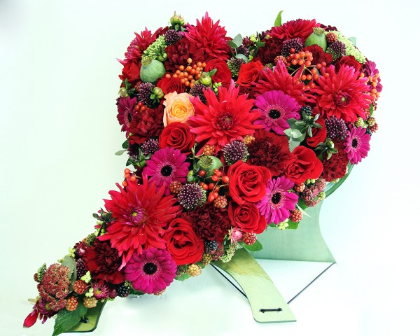 Composition florale en forme de coeur_couronne rouge_ obsèque_Bouvard Fleurs