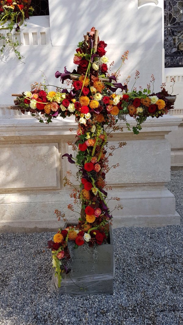 Composition florale obseques_croix_Bouvard Fleurs